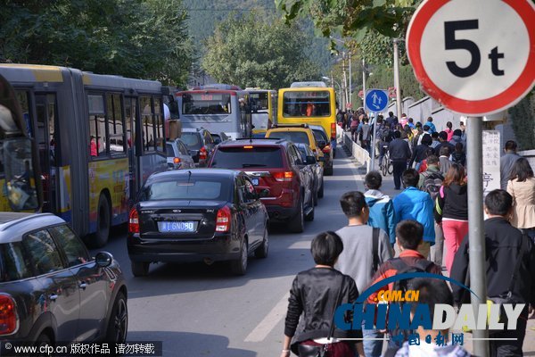 北京:香山紅葉迎來賞紅高峰 停車場8點就滿了