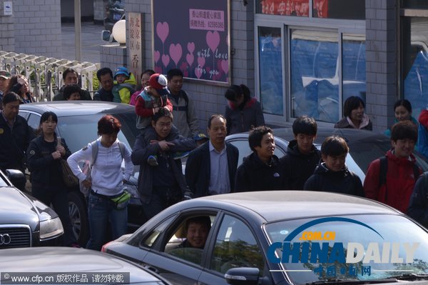 北京:香山紅葉迎來賞紅高峰 停車場8點就滿了