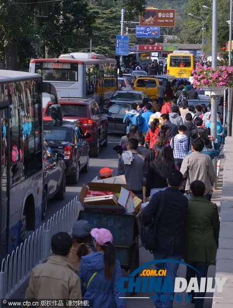 北京:香山紅葉迎來賞紅高峰 停車場8點就滿了
