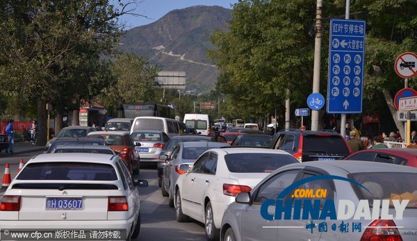 北京:香山紅葉迎來賞紅高峰 停車場8點就滿了