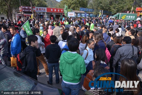 北京:香山紅葉迎來賞紅高峰 停車場8點就滿了