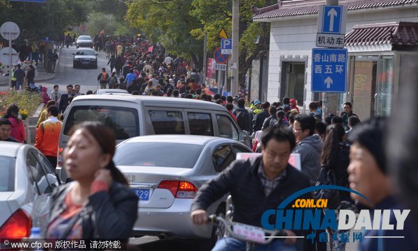 北京:香山紅葉迎來賞紅高峰 停車場8點就滿了