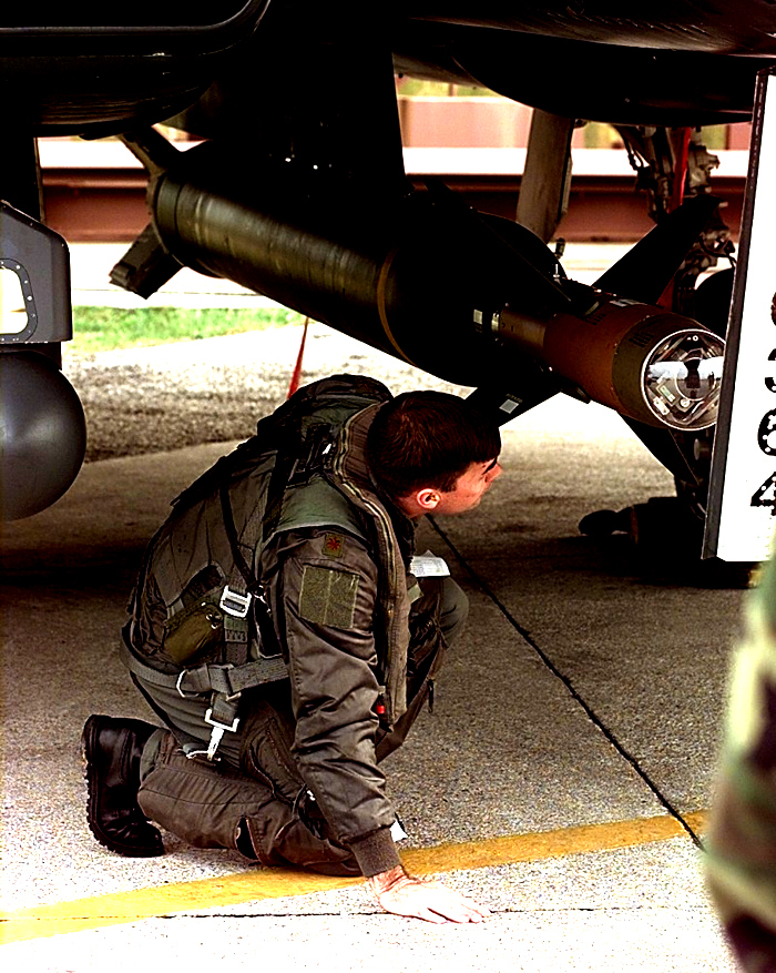 東風15C鉆地武器首次曝光 地下掩體瞬間粉碎