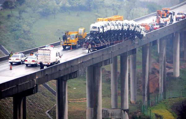 貴州掛車失足“折了腰” 大橋上演驚險(xiǎn)大片