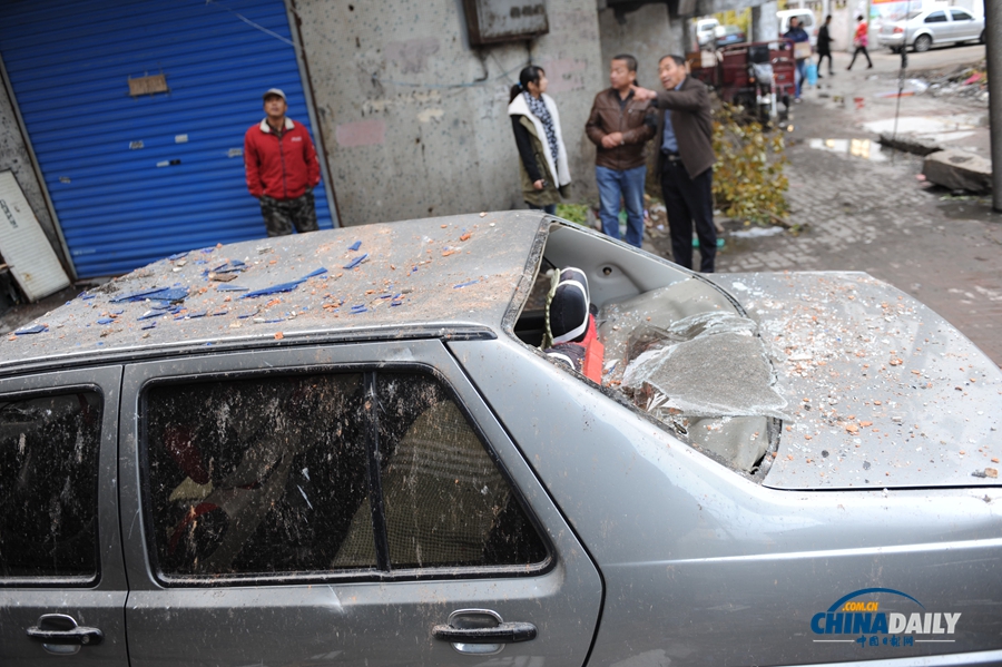 吉林市一小區(qū)墻皮脫離 兩輛車被砸毀