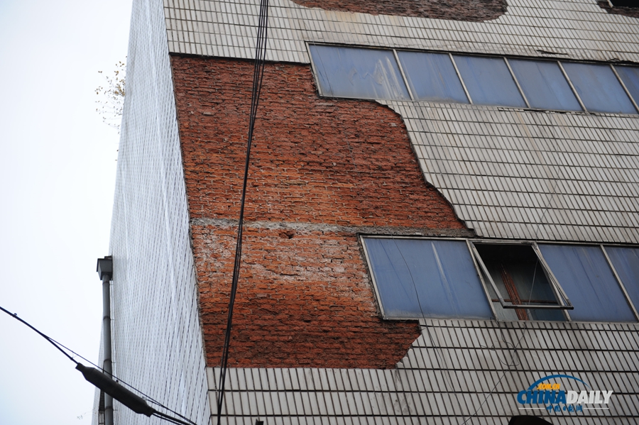 吉林市一小區(qū)墻皮脫離 兩輛車被砸毀