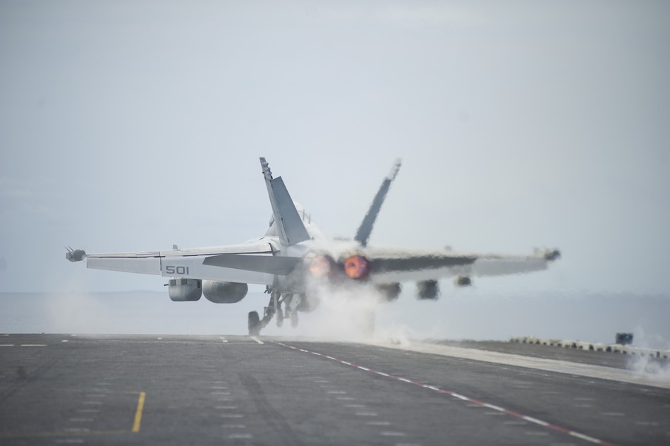 美海軍航母編隊在中國南海訓練演習