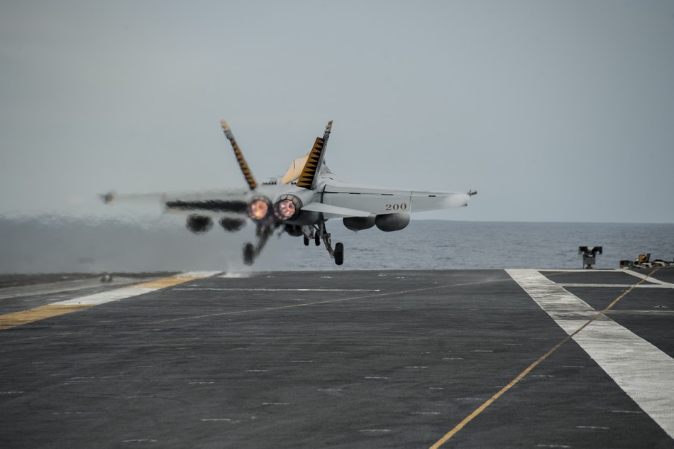 美海軍航母編隊在中國南海訓練演習