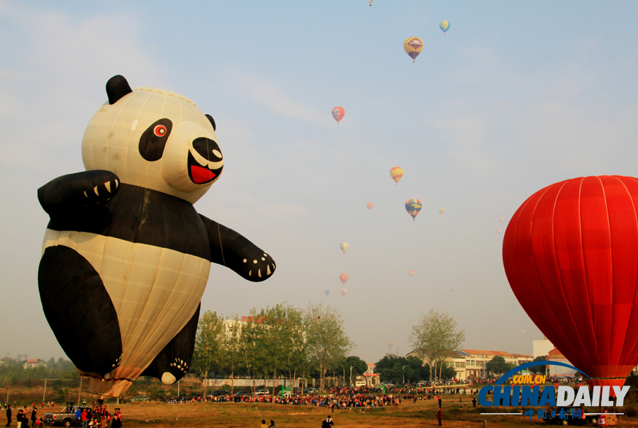 全國熱氣球精英賽紅安上演尖峰時刻 “功夫熊貓”吸引眼球