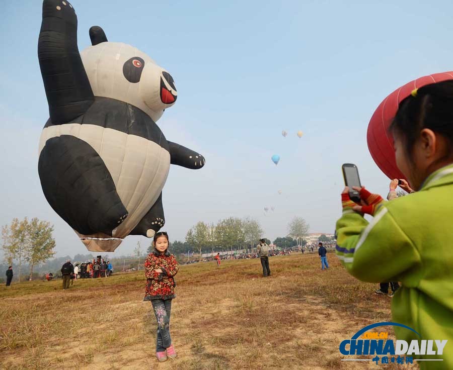 全國熱氣球精英賽紅安上演尖峰時(shí)刻 “功夫熊貓”吸引眼球
