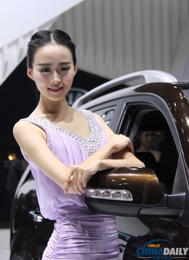 2013北京進(jìn)口汽車博覽會(huì)開幕 美女車模爭艷