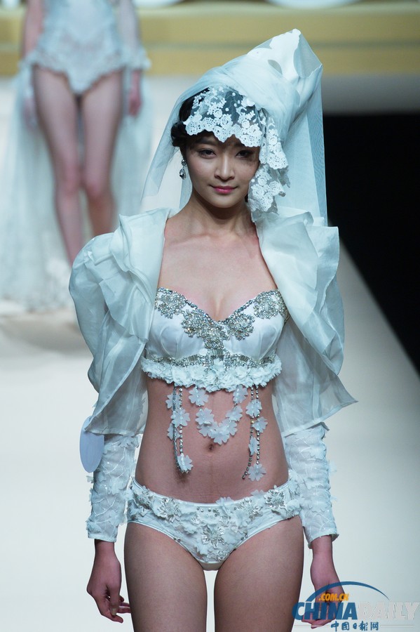 中國時裝周上演性感內衣秀