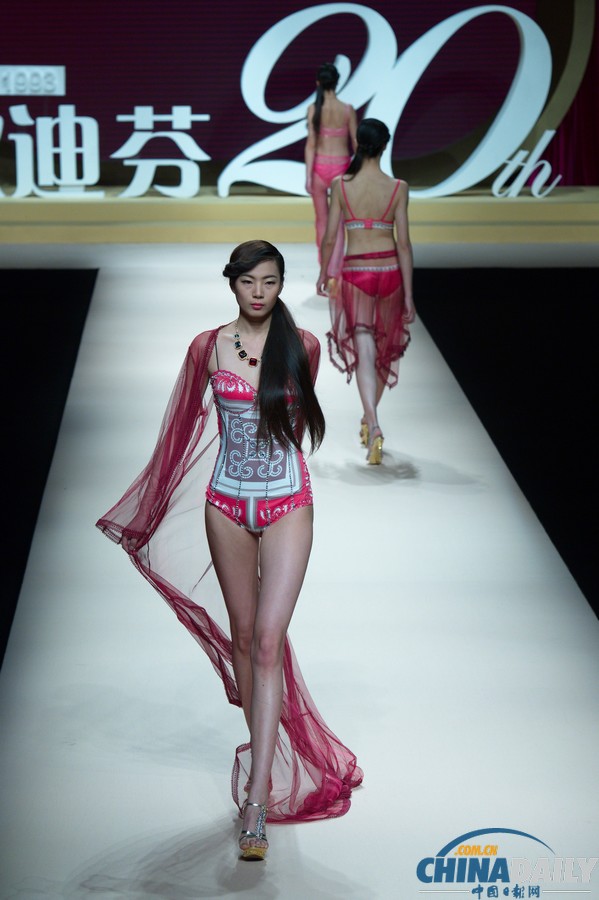 中國(guó)時(shí)裝周上演性感內(nèi)衣秀