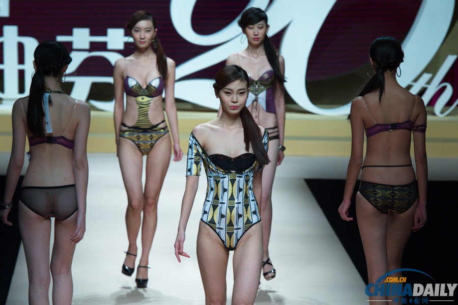 中國時裝周上演性感內衣秀
