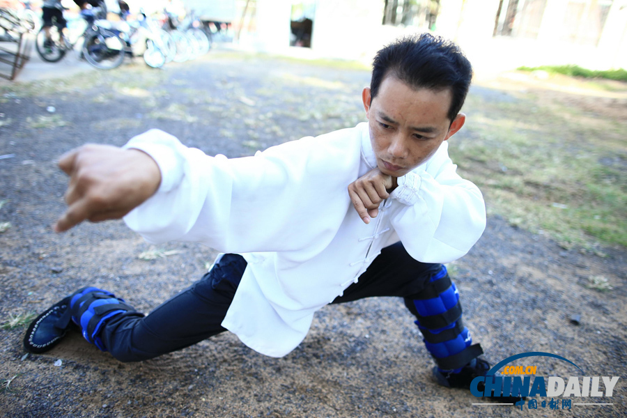 海南驚現(xiàn)椰子樹上練武功“神人”