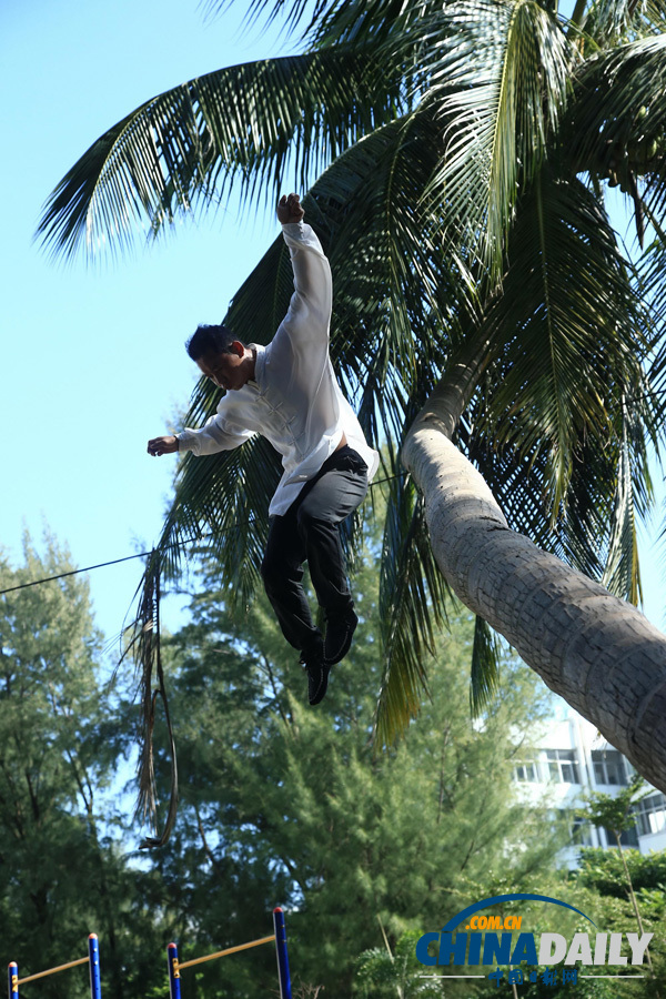 海南驚現椰子樹上練武功“神人”