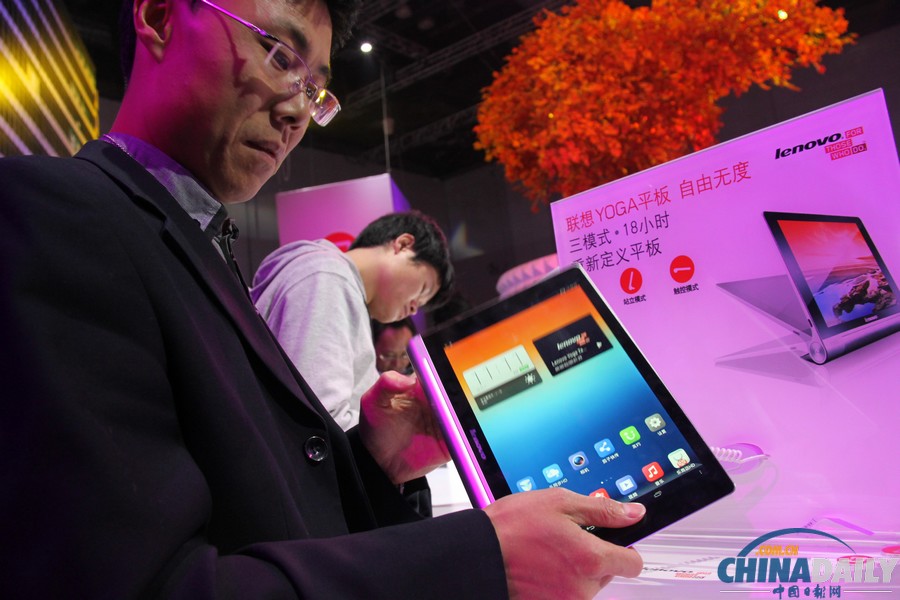 “喬布斯”庫徹亮相聯(lián)想新品發(fā)布會 跪地受聘