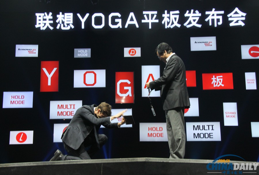 “喬布斯”庫徹亮相聯想新品發布會 跪地受聘