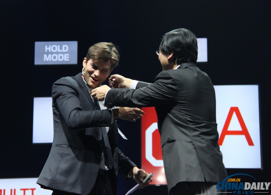 “喬布斯”庫徹亮相聯想新品發布會 跪地受聘