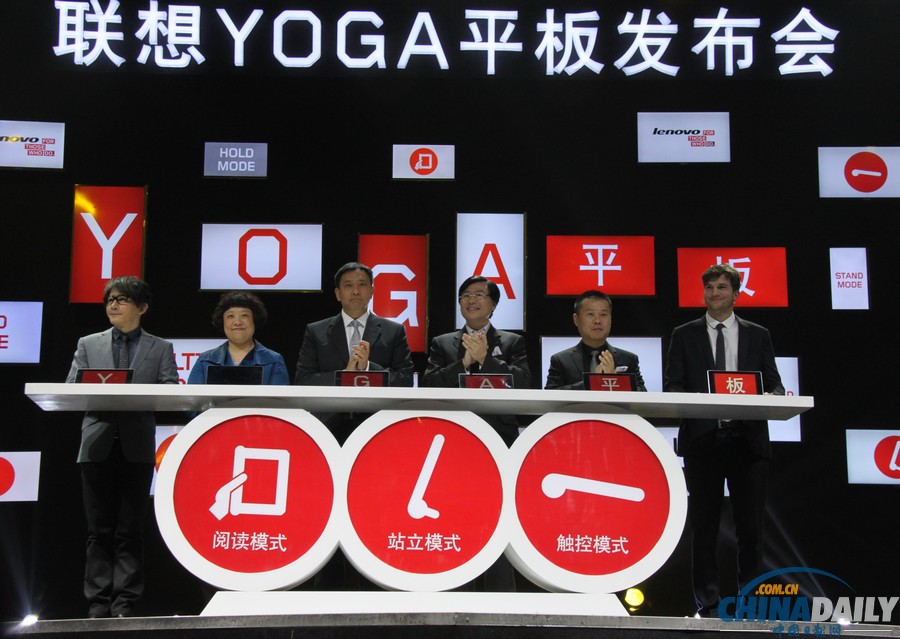 “喬布斯”庫徹亮相聯想新品發布會 跪地受聘