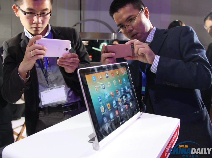 “喬布斯”庫(kù)徹亮相聯(lián)想新品發(fā)布會(huì) 跪地受聘