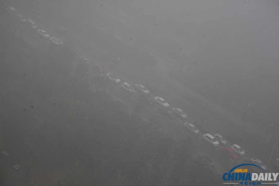 全國多地遭遇霧霾 大明湖成“白紙”一張