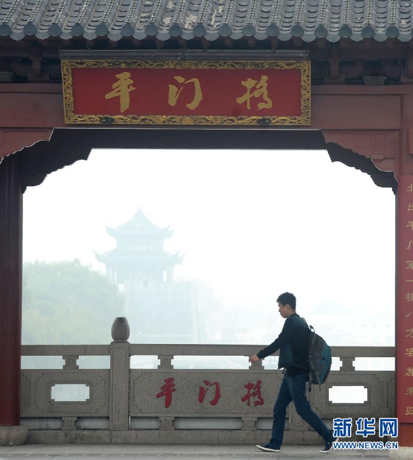 全國多地遭遇霧霾 大明湖成“白紙”一張