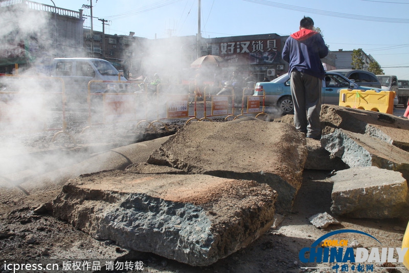 濟(jì)南地下管道爆炸掀翻路面 3人受傷