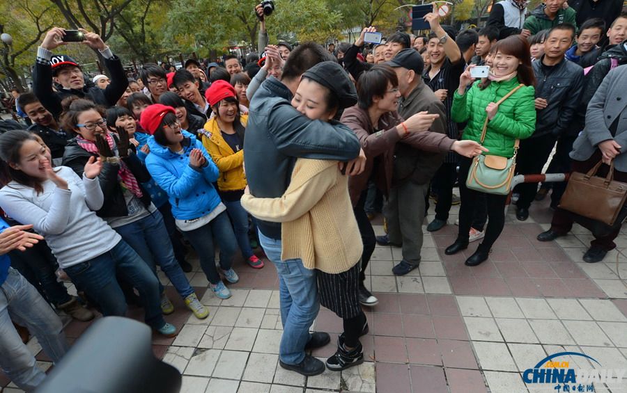 蘭州男子光棍節“快閃”求婚成功