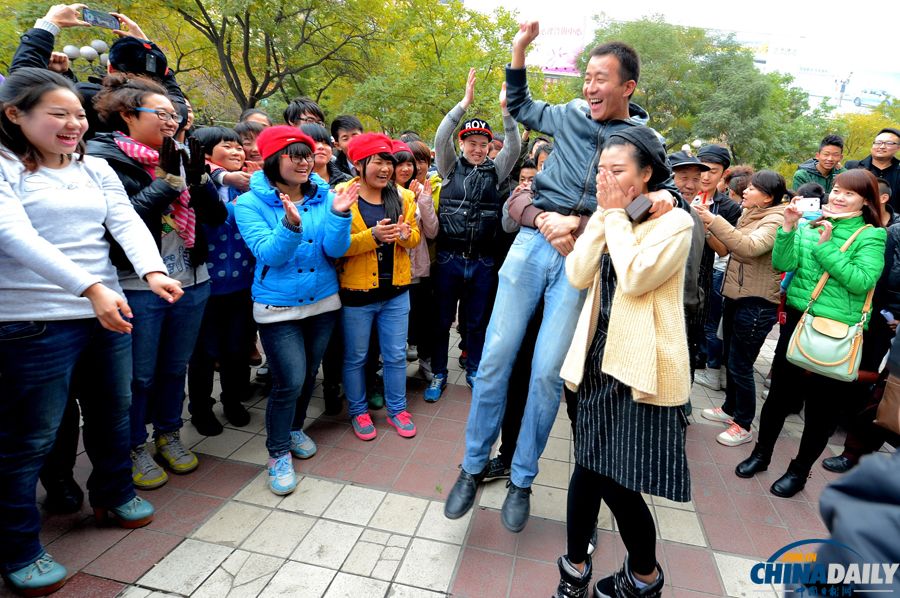 蘭州男子光棍節“快閃”求婚成功