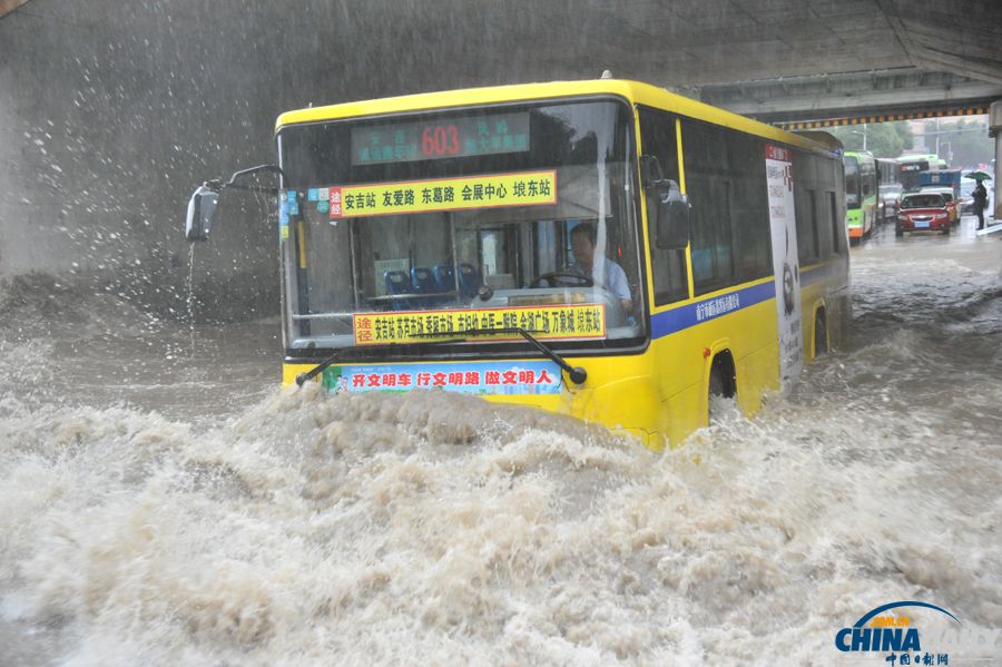 臺(tái)風(fēng)“海燕”襲廣西 南寧普降暴雨