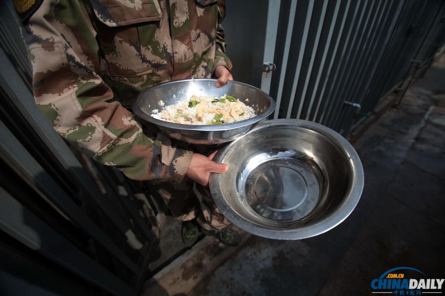 “戰友”的特殊告別:人犬分別的感人瞬間