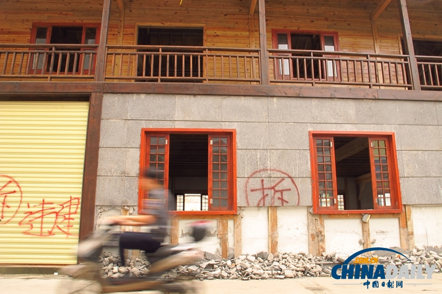 海口“最美違建”仿古建筑群開始自拆