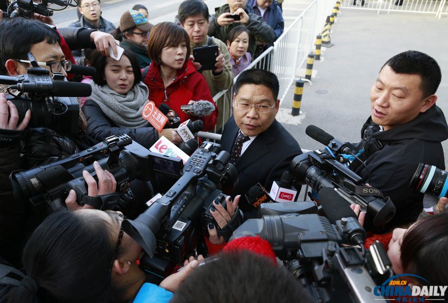 李某某等五人強奸案二審開庭