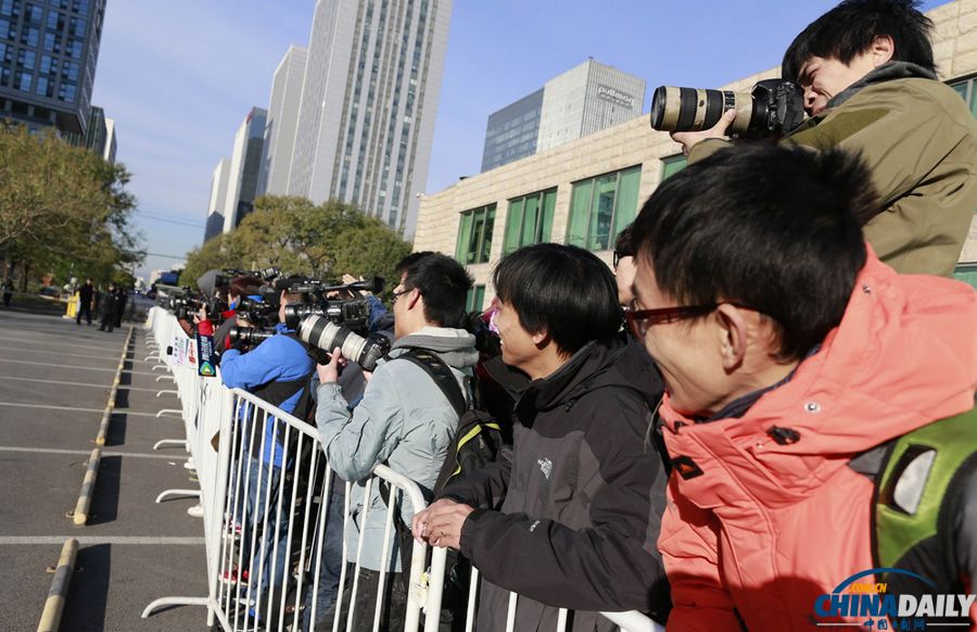 李某某等五人強奸案二審開庭