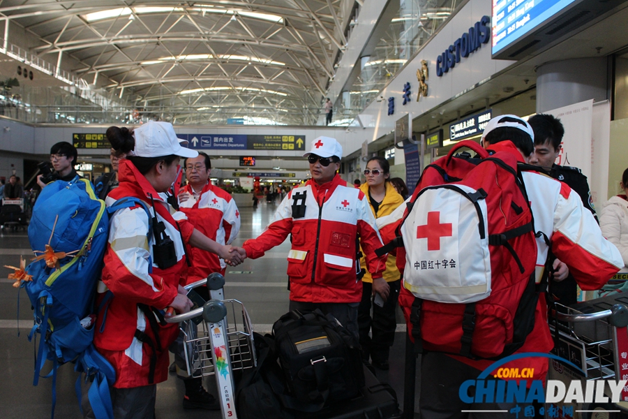 首批17名中國救援隊隊員赴菲災區