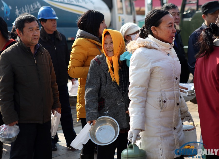 現(xiàn)場直擊：青島爆燃事故受災(zāi)群眾排隊領(lǐng)餐