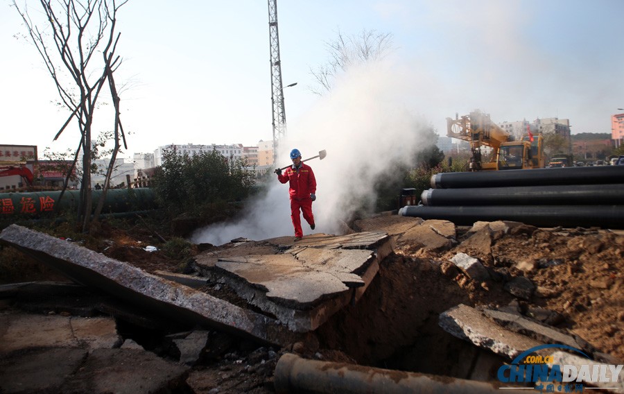 現(xiàn)場(chǎng)直擊：青島爆燃事故受災(zāi)群眾排隊(duì)領(lǐng)餐