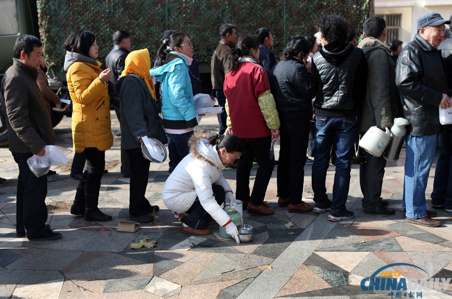 現場直擊：青島爆燃事故受災群眾排隊領餐