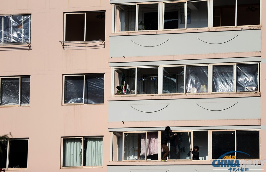 現(xiàn)場直擊：青島爆燃事故受災群眾排隊領(lǐng)餐