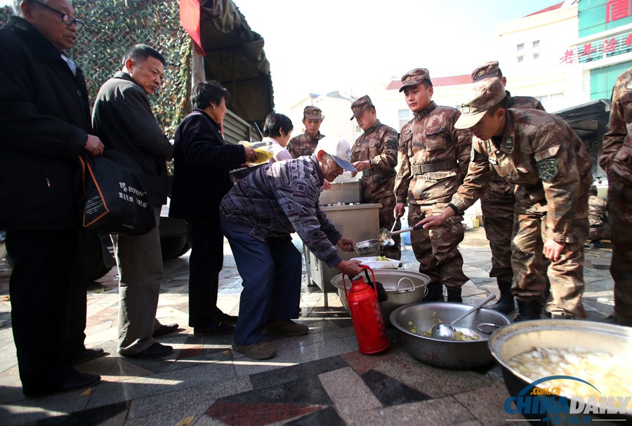 現(xiàn)場直擊：青島爆燃事故受災群眾排隊領餐