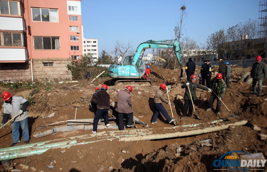 現場直擊：青島爆燃事故受災群眾排隊領餐