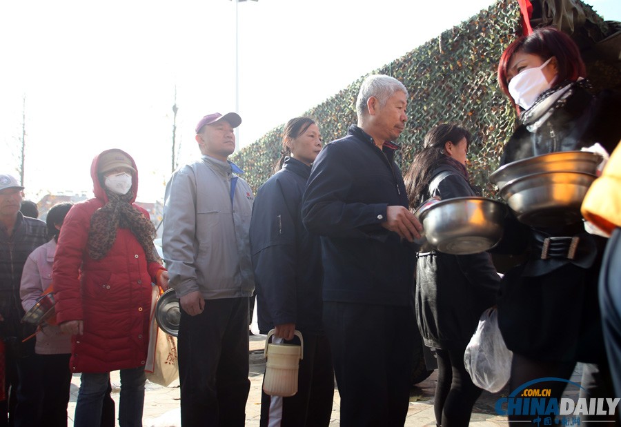 現場直擊：青島爆燃事故受災群眾排隊領餐