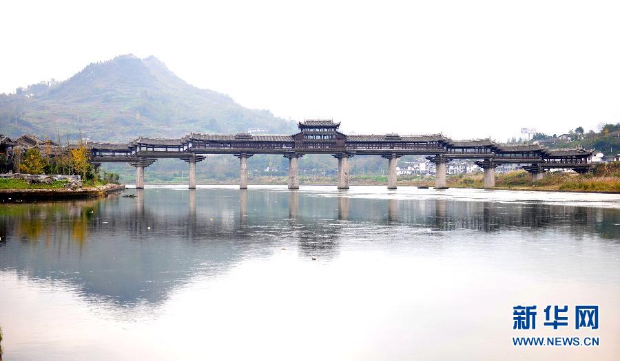 重慶黔江“亞洲第一廊橋”發生火災　橋面木質建筑被燒毀