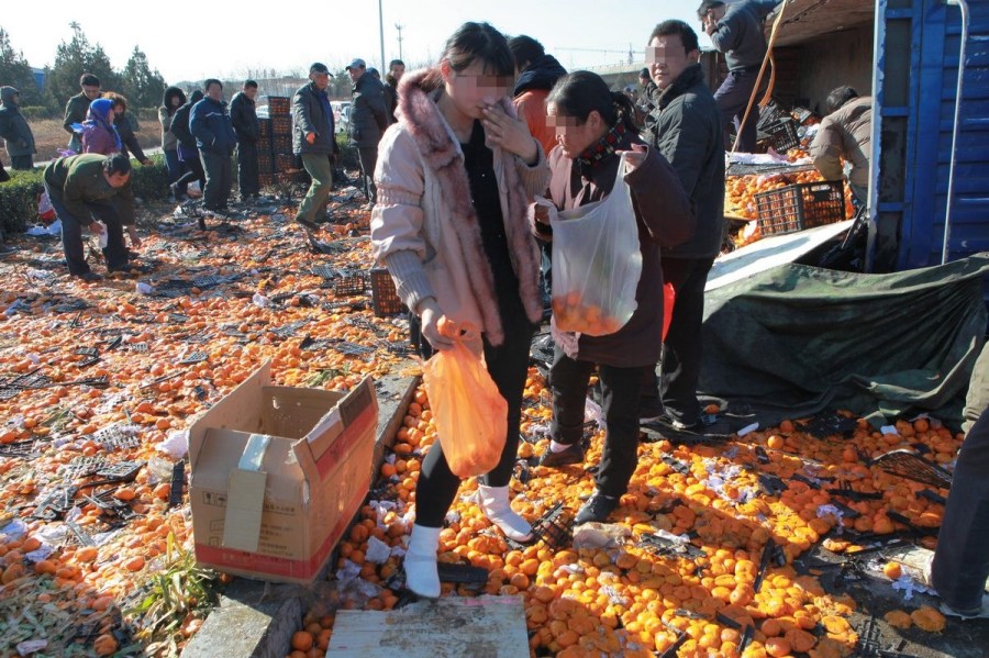 河北唐山貨車側翻35噸鮮桔遭哄搶