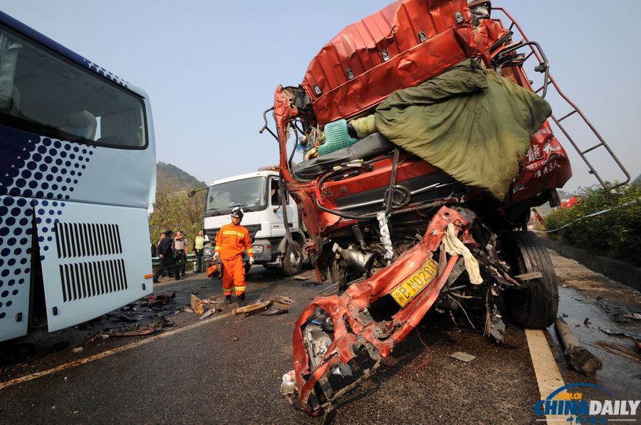 滬昆高速貴州境內12車連環相撞 多人死傷