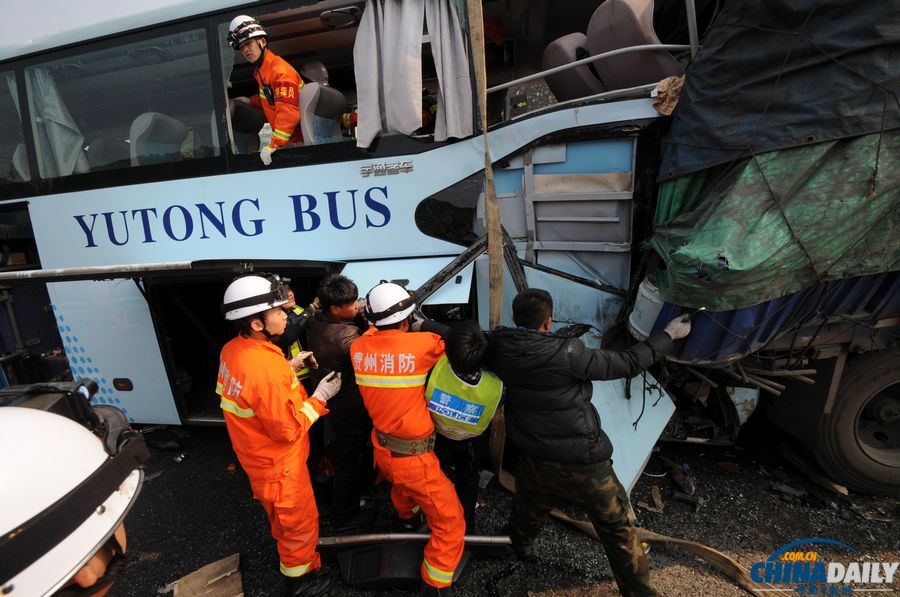 滬昆高速貴州境內12車連環相撞 多人死傷