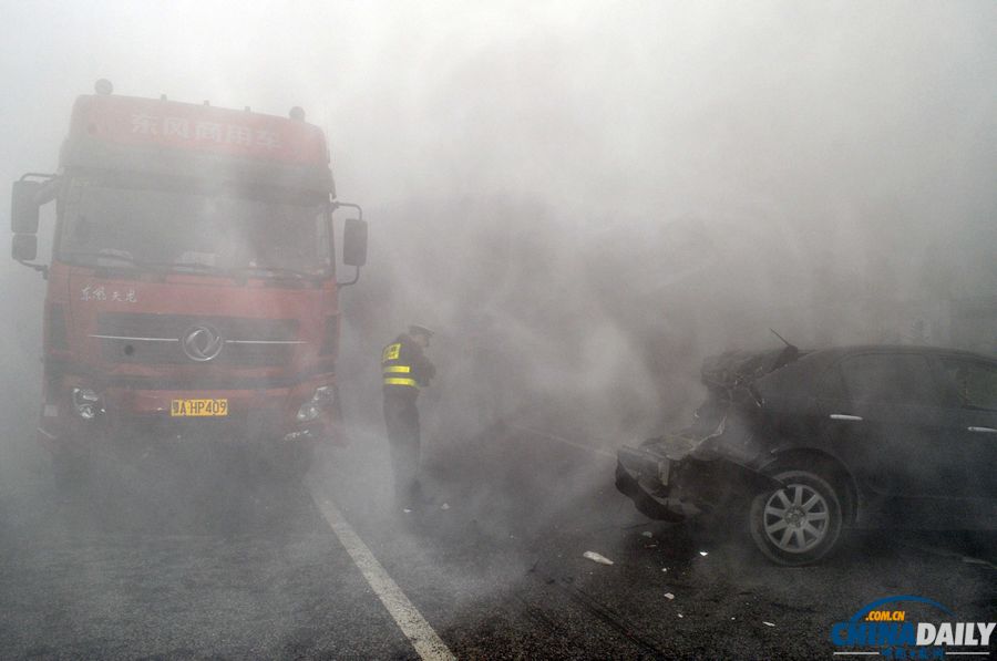 滬昆高速貴州境內12車連環(huán)相撞 多人死傷