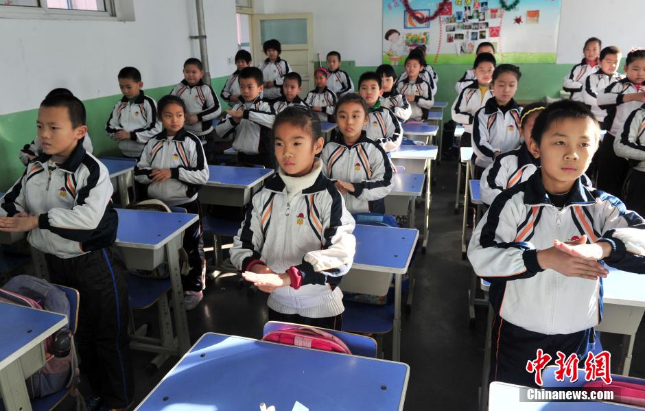 霧霾頻頻來襲 河北一小學獨創“防霾”武術健身操