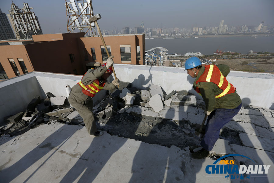 武漢一高層業(yè)主打穿樓頂建“復(fù)式豪宅”被城管拆除